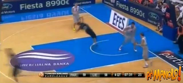 Jogador de basquete simula agressão e protagoniza cena bizarra